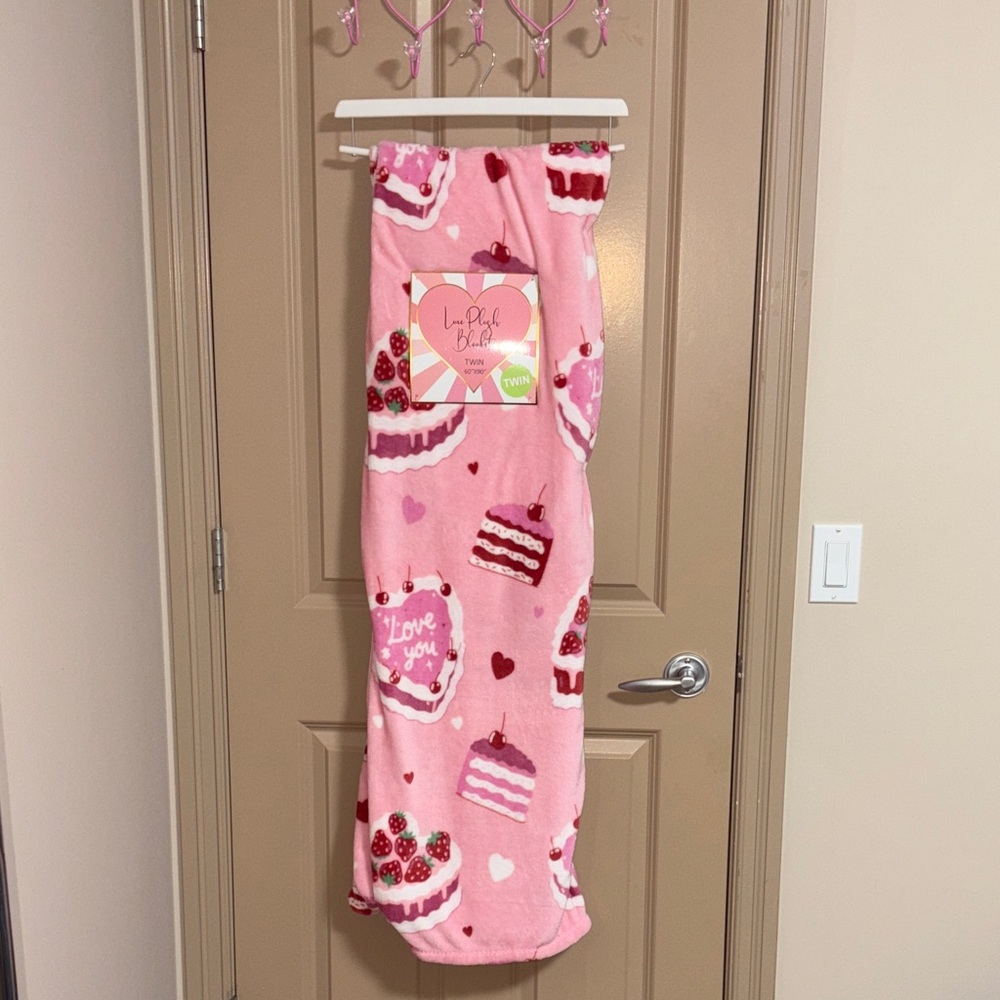 🎂 Cake Throw Plush Blanket 🎂 🇺🇸